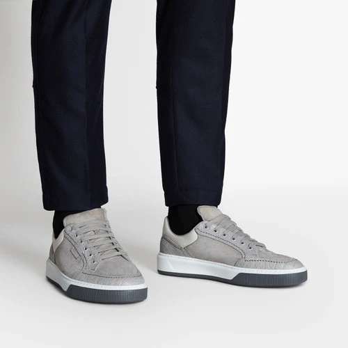 Baskets Gris Perle Et Blanches En Cuir De Chevreau, Crocodile Et Veau. 5 Baskets Gris Perle Et Blanches En Cuir De Chevreau, Crocodile Et Veau. – Image 5