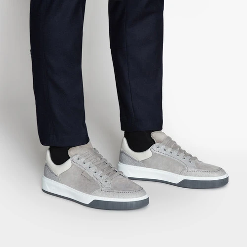 Baskets Gris Perle Et Blanches En Cuir De Chevreau, Crocodile Et Veau. 4 Baskets Gris Perle Et Blanches En Cuir De Chevreau, Crocodile Et Veau. – Image 4