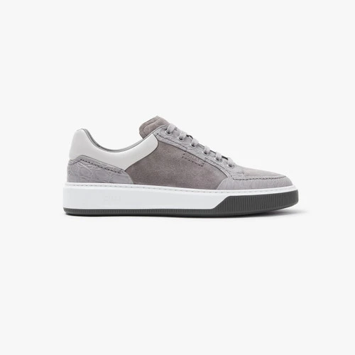 Baskets Gris Perle Et Blanches En Cuir De Chevreau, Crocodile Et Veau. 1 Baskets Gris Perle Et Blanches En Cuir De Chevreau, Crocodile Et Veau.