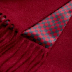 Écharpe Frangée Rouge Carmin, "Nouvel An Lunaire". 5 Écharpe Frangée Rouge Carmin, "Nouvel An Lunaire". -Zilli Boutique 7a7323f5b1ddb2a442911d0f343af9c9a3bd05bf SCNY00M0330VSNAK0N081 3 13453.1744381089