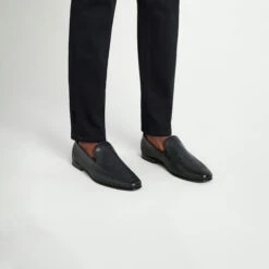 Loafers Noirs En Veau Souple Embossé, Effet Cuir Tressé 7 Loafers Noirs En Veau Souple Embossé, Effet Cuir Tressé -Zilli Boutique 8476b686f613f13d14c739057f7ab293d0de2d89 MDX PA090 D0737 001X D0112 1 62527.1744381084