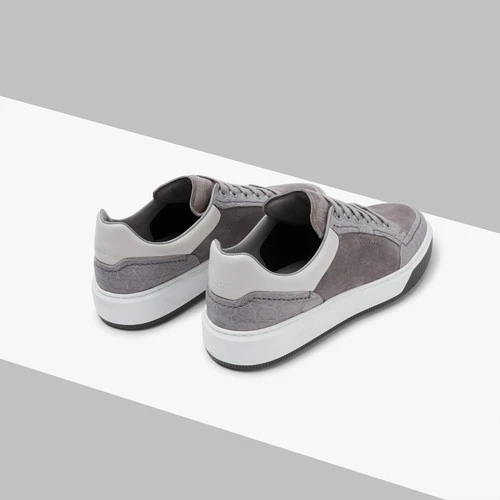 Baskets Gris Perle Et Blanches En Cuir De Chevreau, Crocodile Et Veau. 3 Baskets Gris Perle Et Blanches En Cuir De Chevreau, Crocodile Et Veau. – Image 3